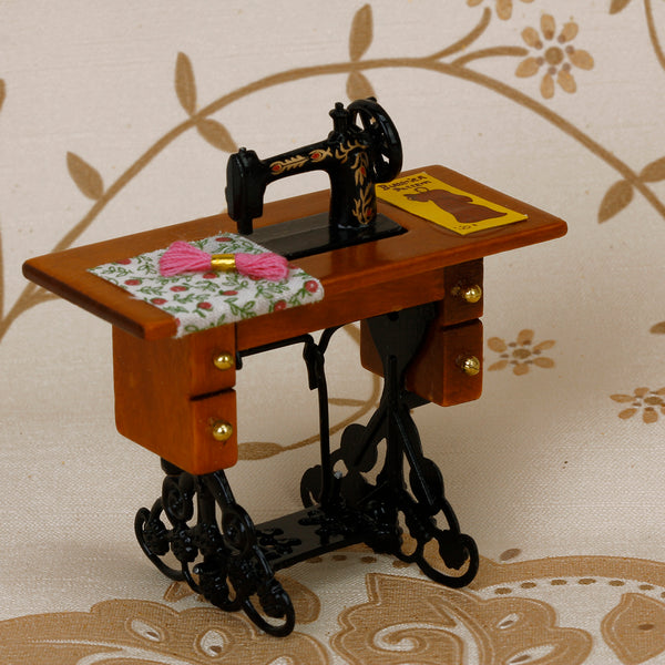 Vintage Sewing Machine Set