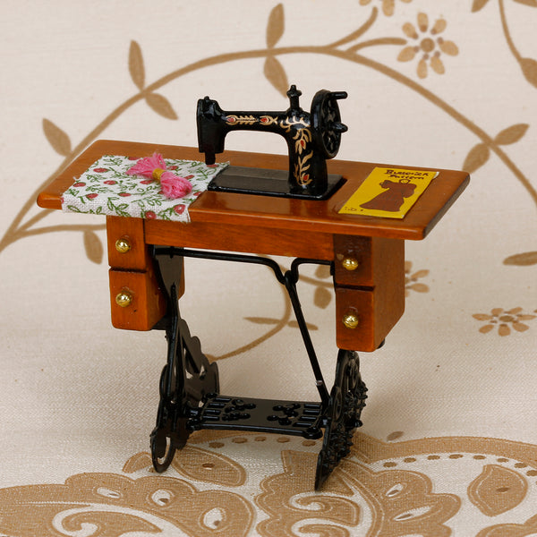 Vintage Sewing Machine Set